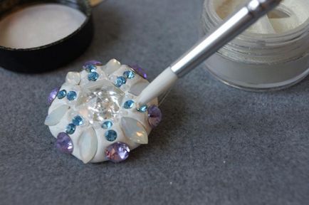 Butoane și o broșă cu inlay cu cristale swarovski