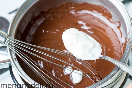 Рецепт шоколадного йогурту з малиною