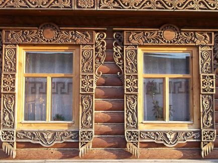 Faragott ablak burkolatok díszek egy fából készült ház, szép dekorációval opciók (faragott) Faragott ablak burkolatok díszek egy fából készült ház, szép dekorációval lehetőségek