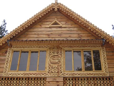 Різьблені вікна з лиштвами з візерунками в дерев'яному будинку, варіанти красивого декору