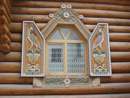 Різьблені вікна з лиштвами з візерунками в дерев'яному будинку, варіанти красивого декору