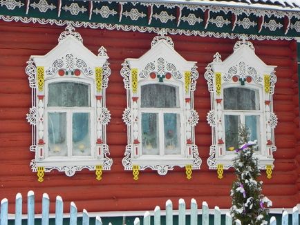 Faragott ablak burkolatok díszek egy fából készült ház, szép dekorációval lehetőségek