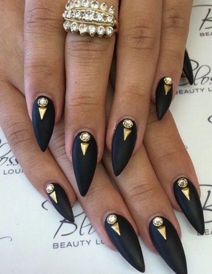 Малюнки на нігтях з базовим чорним кольором