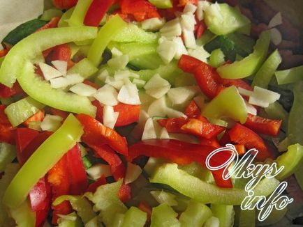 Salata de castraveți și piper pentru rețeta de iarnă cu o fotografie