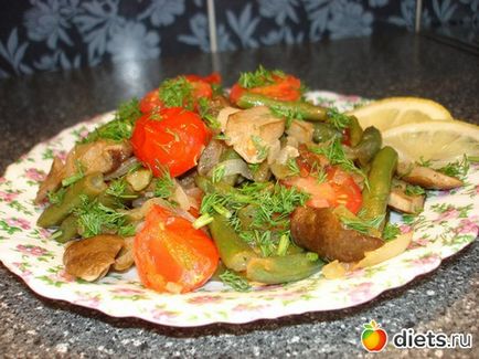 Salată din fasole verde cu ciuperci și jurnale de tomate