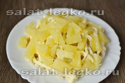Салат з ананасами і курячими грудками шарами рецепт з фото