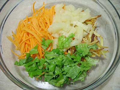 Салат зі смаженою картоплею і ананасами прекрасна половина
