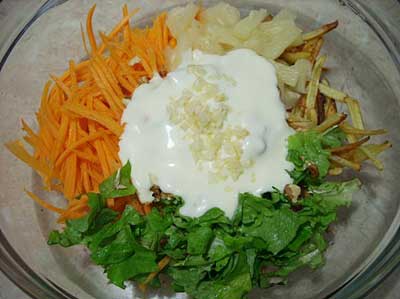 Салат зі смаженою картоплею і ананасами прекрасна половина