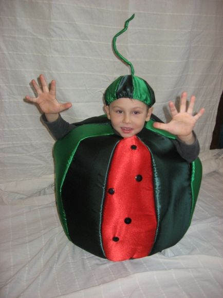 Un capac de pepene verde pentru un băiat cu mâinile lui