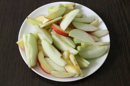 Шарлотка з яблуками класичний покроковий рецепт 20 фото