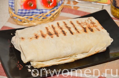 Shawarma csirkével és zöldségek egy otthon recept egy fotó