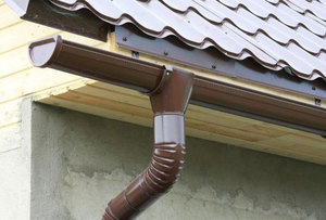 Prune pentru acoperișul fotografiei și videoclipului montajului prune, cum este amenajat sistemul de drenaj al acoperișului
