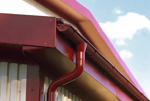 Prune pentru acoperișul fotografiei și videoclipului montajului prune, cum este amenajat sistemul de drenaj al acoperișului