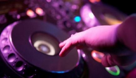 Sfaturi despre cum să alegi un DJ potrivit pentru o nuntă, un DJ pentru vacanța ta