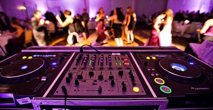 Sfaturi despre cum să alegi un DJ potrivit pentru o nuntă, un DJ pentru vacanța ta