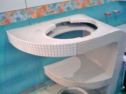 Suprafața plăcii de ghips din baie are instalare și placare