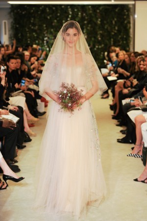 Весільна сукня кольору айворі стриманість і елегантність