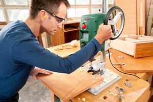 Fúrógép a rack-konstrukciók és gyártás valamennyi szakaszában, a saját kezével