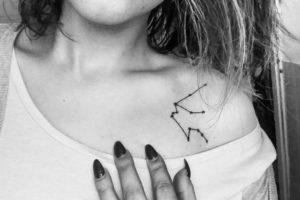 Varsator fotografie tatuaj - o constelație în tatuaj masculin și feminin, ducele
