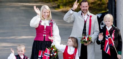 Norvég hagyomány esküvő „menyasszony kása”, nehéz koronát és a közös tehénfejés - én