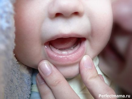 Copilul își taie primii dinți