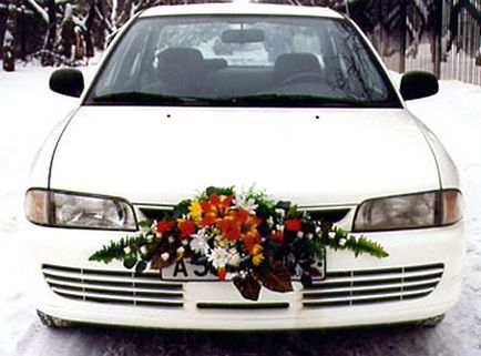 Ambalarea unei mașini, un arc pe o mașină, decorarea unei mașini