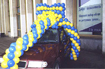 Ambalarea unei mașini, un arc pe o mașină, decorarea unei mașini