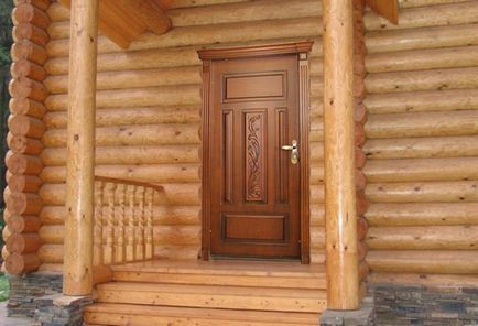 Instalarea unei uși metalice într-o casă din lemn