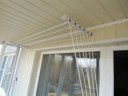 Вішалка для білизни на балкон стельова, настінна, розсувні, зроблена своїми руками фото