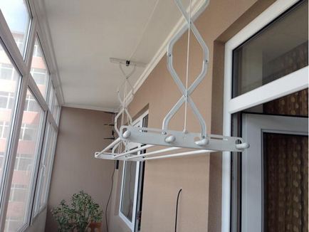 Cuier pentru haine pe tavan balcon, perete, alunecare, realizate de fotografiile proprii