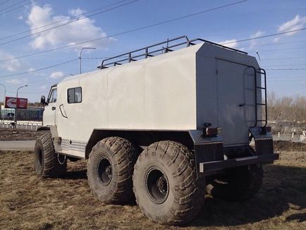 Vehiculul off-road de pe partea exterioară creat pe baza UAZ