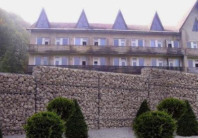 Egyenesen egy kerítés a lejtőn egy domb vagy egy adott kiszámítása és a képek (oldalán a kerítés) Egyenesen egy kerítés a lejtőn egy domb vagy egy adott számítási és képek