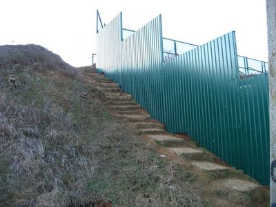 Зводимо паркан на схилі або пагорбі особливості, розрахунок і фото