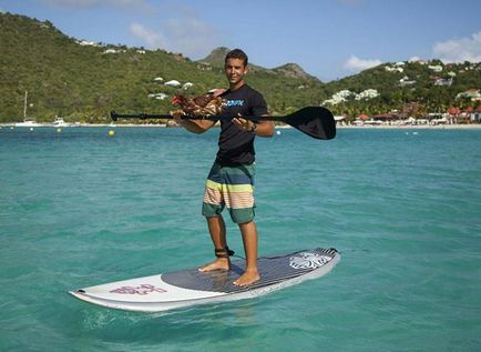 Puiul curajos calatoreste lumea pe un yacht de navigatie