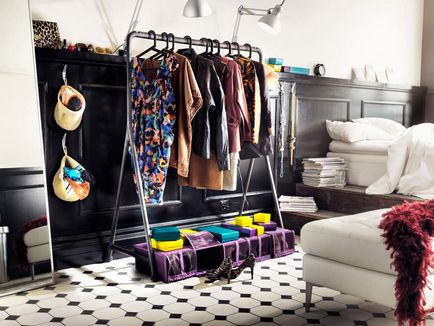 Depozitarea de haine este compactă, organizarea de sisteme deschise în dormitorul de huse, saci de vid,