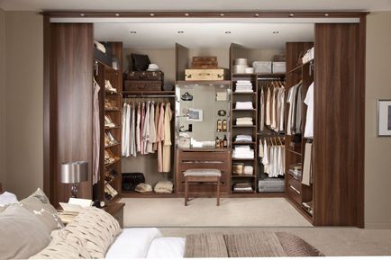 Depozitarea de haine este compactă, organizarea sistemelor deschise în dormitorul de huse, saci de vid,