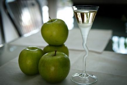 Яблучна настоянка на горілці легко готується, смачна і корисна