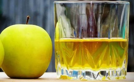 Яблучна настоянка на горілці легко готується, смачна і корисна