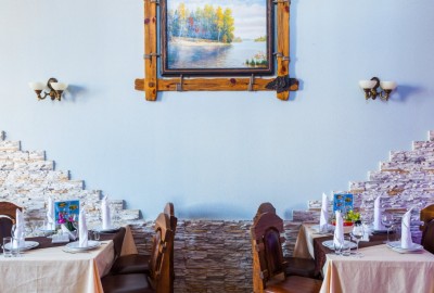 Restaurantul de la țară, pe autostrada de vineri din Yurlovo, nu departe de Moscova, Mitino, verde