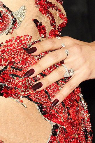 Manichiura manichiura cu unghii moi pe fotografia lui Jennifer Lopez, bayonce, rita, minereuri si rianny, tatler,