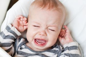 Запах з вуха у дитини причини, симптоми, лікування