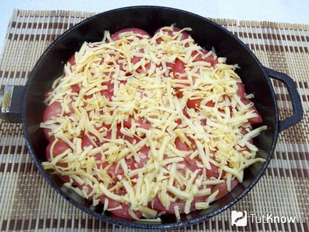 Caserola într-o rețetă de panificație din vinete, roșii, cârnați și brânză