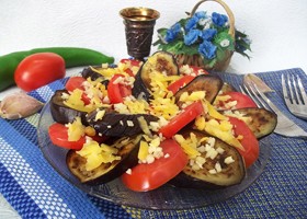Запіканка на сковороді рецепт з баклажанів, помідорів, ковбаси та сиру