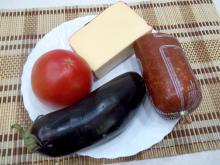 Sült egy serpenyőben recept padlizsán, paradicsom, sajt és kolbász (serpenyőben) Rakott recept egy serpenyőben padlizsán, paradicsom, kolbász, sajt