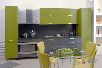 Bucătărie verde combinată de culori elegante în interior, perdele moderne și tapet