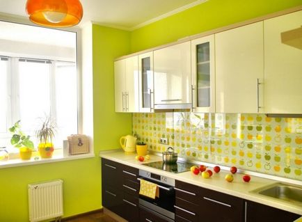 Bucătărie verde combinată de culori elegante în interior, perdele moderne și tapet