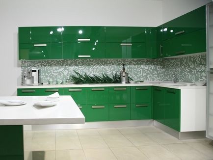 Bucătărie verde combinată de culori elegante în interior, perdele moderne și tapet