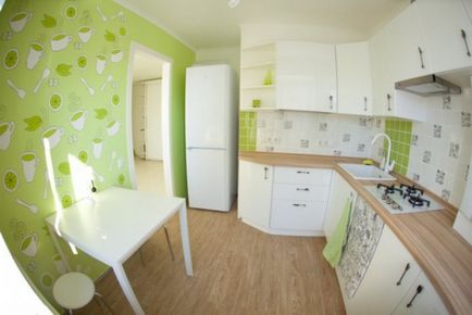 Bucătărie verde combinată de culori elegante în interior, perdele moderne și tapet