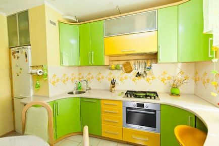 Bucătărie verde combinată de culori elegante în interior, perdele moderne și tapet