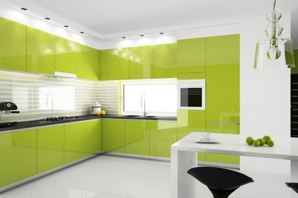 Bucătărie verde combinată de culori elegante în interior, perdele moderne și tapet